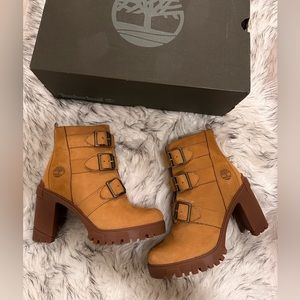 timberland booties 6.5 zip side. With box.
